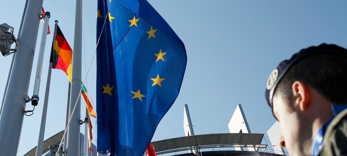 法国斯特拉斯堡欧洲议会大楼前飘扬的欧盟和成员国旗帜。
