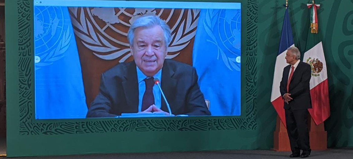 Discurso del Secretario General de las Naciones Unidas, António Guterres, durante la ceremonia de inauguración del Foro Generación Igualdad. El presidente de Mexico, Andrés López Obrador (dcha.), escucha sus palabras.