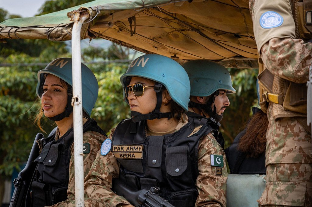 Des Casques bleus du Pakistan patrouillent en République démocratique du Congo.