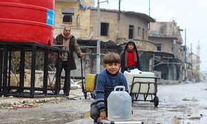 (من الأرشيف) صبية صغار يجمعون المياه من نقطة مياه تدعمها اليونيسف في شرق مدينة حلب في سوريا .