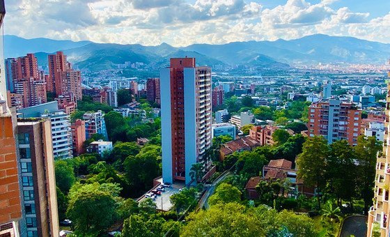 Вот такие зеленые многофункциональные кварталы, как в городе Меделин в Колумбии, позволяют улучшить качество жизни горожан.