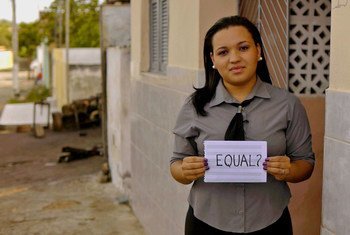 Une femme au Brésil signale son désir d'un monde plus égalitaire.