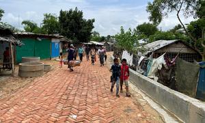 孟加拉国考克斯巴扎尔的库图巴隆罗兴亚难民营的一条繁忙的街道。