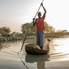 在南苏丹老凡卡克，一名因洪水而流离失所的农民在家中划着独木舟。