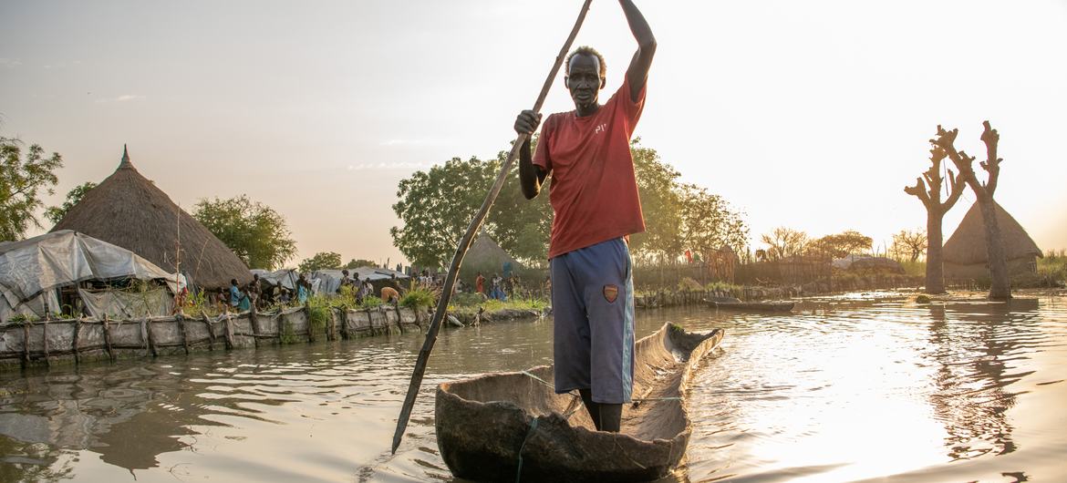 Un ancien agriculteur, déplacé par les inondations, pagaie avec son canoë depuis sa maison à Old Fangak, au Soudan du Sud.