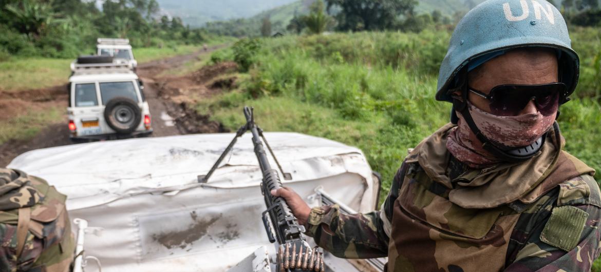 在刚果民主共和国北基伍省，维和人员护送人道主义车队。