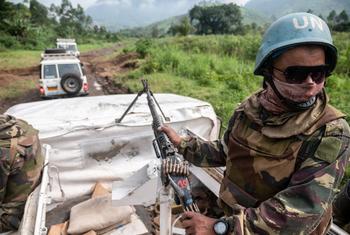جنود حفظ السلام يرافقون قافلة إنسانية إلى قرية بينغا في منطقة كيفو الشمالية، جمهورية الكونغو الديمقراطية.