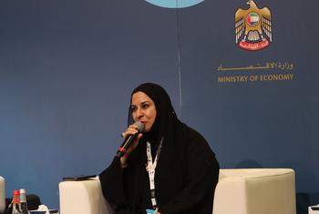 فريدة العوضي، رئيسة مجلس سيدات الأعمال الإماراتيات، تتحدث في حلقة نقاش حول النهوض بريادة الأعمال النسائية في المنتدى العالمي لرواد الأعمال في دبي.
