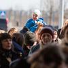 在乌克兰和摩尔多瓦的帕兰卡边境口岸，难民们排着队。