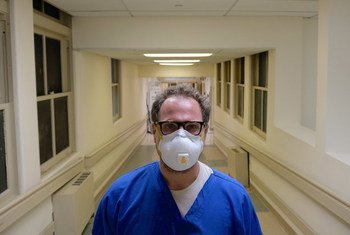 Евгений Пинелис, врач-рениматолог из Нью-Йорка, рассказал о том, как идет борьба с коронавирусом
