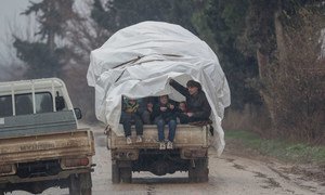 عائلات سورية تلجأ إلى عفرين في يناير الماضي، في ريف حلب الشمالي، بعد الهروب من النزاع في إدلب. 