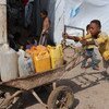 طفل في 13 من عمره يجمع الماء في مخيم عمّار بن ياسر للنازحين بسبب الصراع في اليمن
