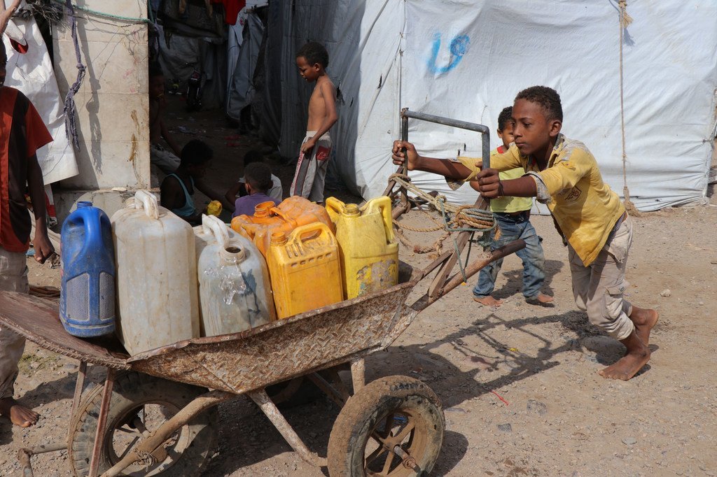 Un garçon de 13 ans va chercher de l'eau à Ammar Bin Yasser, un camp pour les personnes déplacées par le conflit au Yémen. 