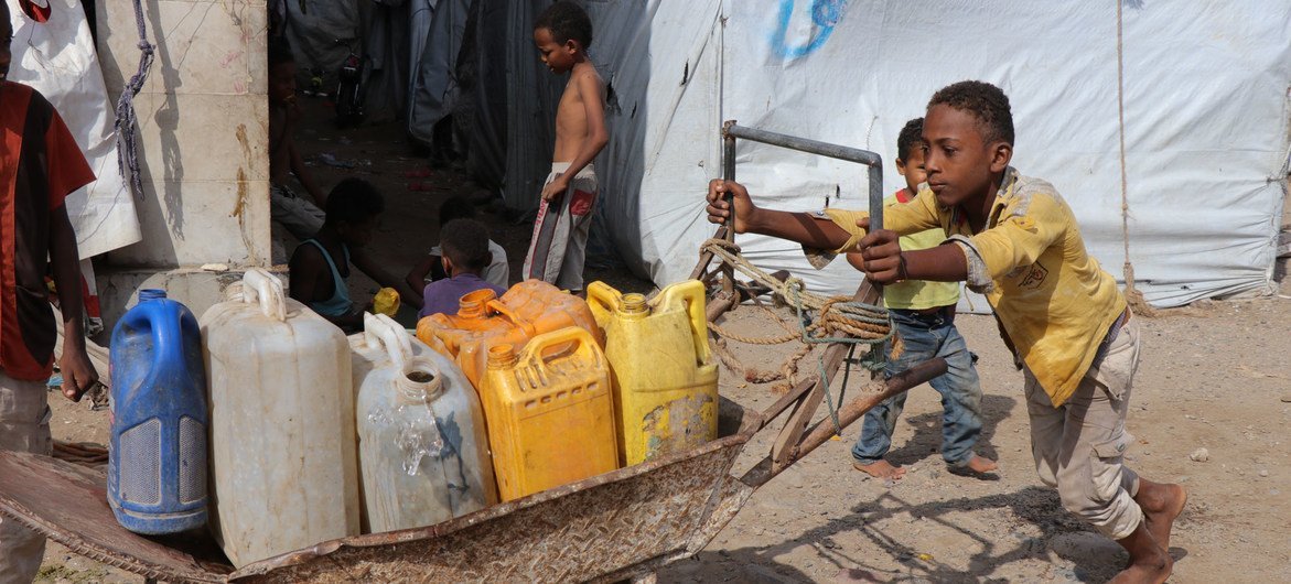 طفل في 13 من عمره يجمع الماء في مخيم عمّار بن ياسر للنازحين بسبب الصراع في اليمن
