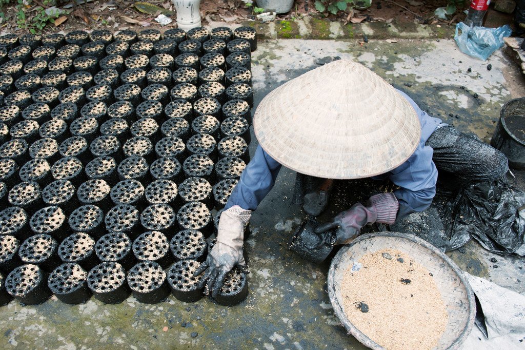 Au Vietnam, une femme fabrique des briquettes de biomasse respectueuses de l'environnement, un substitut de biocarburant au charbon et au charbon de bois.