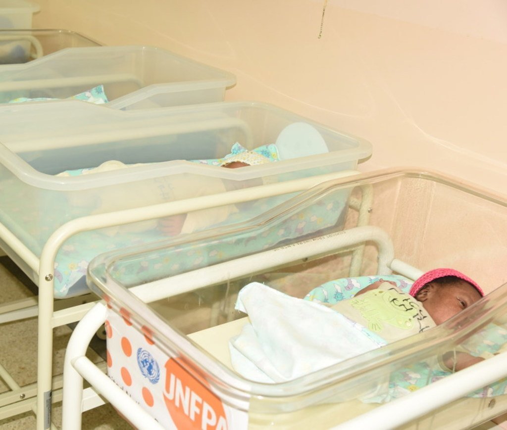 Des bébés dans une unité néonatale intensive d'un hôpital de Kampala,en Ouganda, qui a été rénové avec le soutien de l'UNFPA.