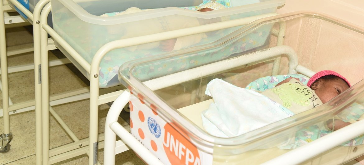 कम्पाला के एक अस्पताल में जच्चा-बच्चा सघन चिकित्सा केन्द्र में एक शिशु. इस अस्पताल को यूएन जनसंख्या कोष की सहायता से आधुनिक बनाया गया है.