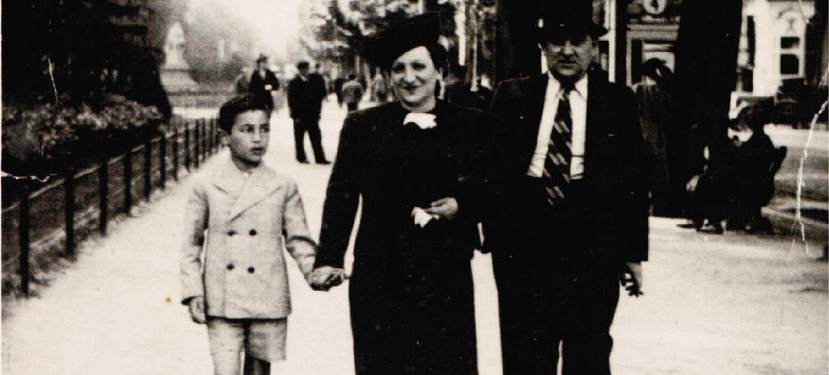 سيمون غرونوفسكي يتجول مع والدته شانا ووالده ليون، في جادة لوي في بروكسل، بلجيكا، 1940.