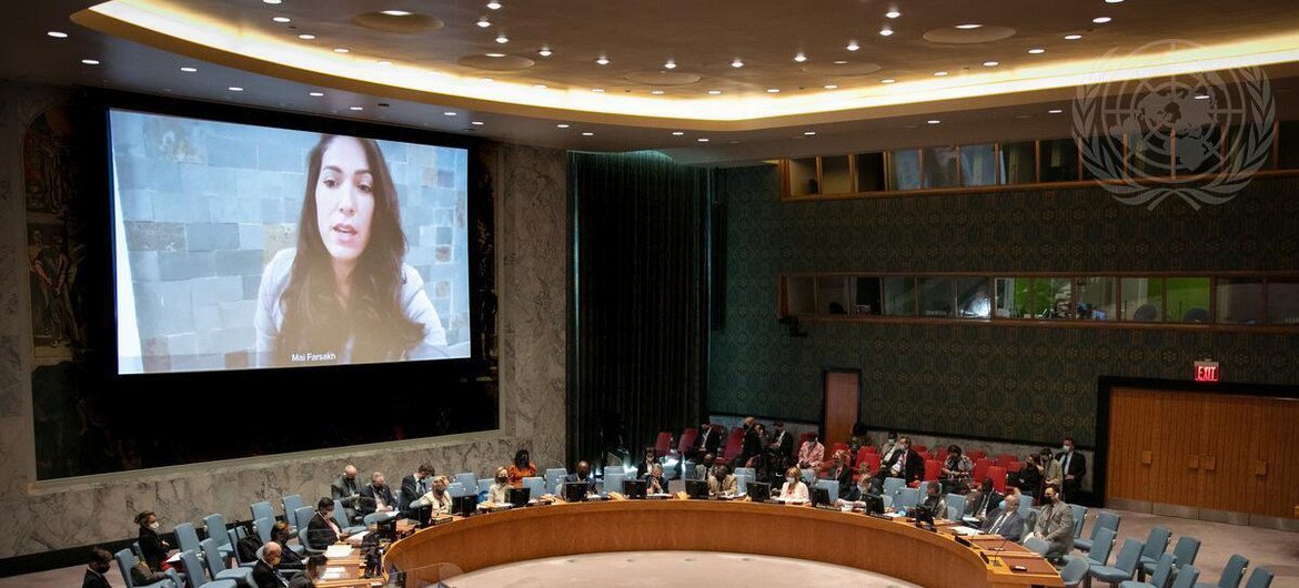 مي فرسخ (على الشاشة)، مديرة وحدة التخطيط في مركز القدس للمساعدة القانونية وحقوق الإنسان، تتحدث إلى مجلس الأمن خلال اجتماعه حول الوضع في الشرق الأوسط، بما في ذلك القضية الفلسطينية.
