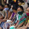 भारत के गुवाहाटी शहर में कोविड-19 टीकाकरण के लिये स्वास्थ्य केन्द्र के बाहर इन्तज़ार कर रहे लोग.
