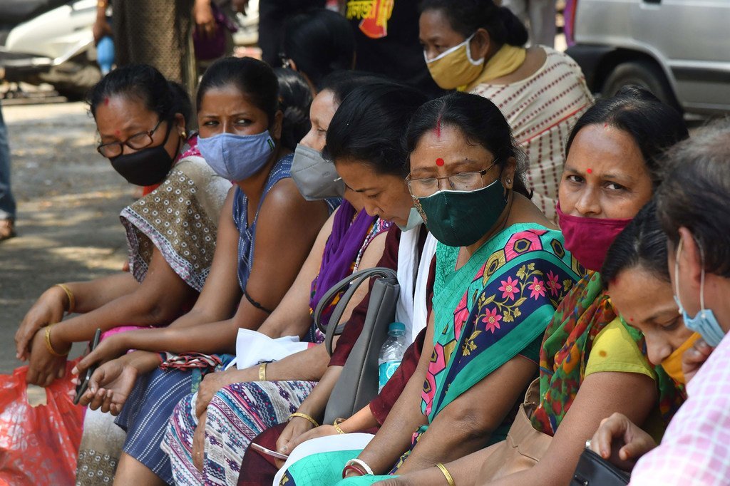 2021年4月29日，在印度古瓦哈蒂的一家国家药房，人们正在等待接种新冠疫苗。