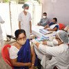 भारत के गुवाहाटी में कोविड-19 से बचाव के लिये टीकाकरण किया जा रहा है.