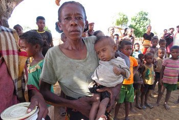 在受干旱影响的马达加斯加南部，一位母亲在排队为她的孩子领取食物。