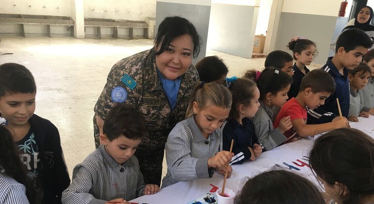 Подполковник Диля Ахметова во время службы в миротворческой миссии ООН в Ливане. Посещение местной школы. 