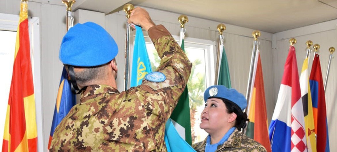 Диля Ахметова принимает участие в церемонии поднятия флага Казахстана в миротворческой миссии ООН в Ливане. Фото из архива. 
