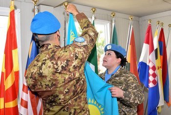 Диля Ахметова из Казахстана принимает участие в церемонии поднятия флага Казахстана в миротворческой миссии ООН в Ливане