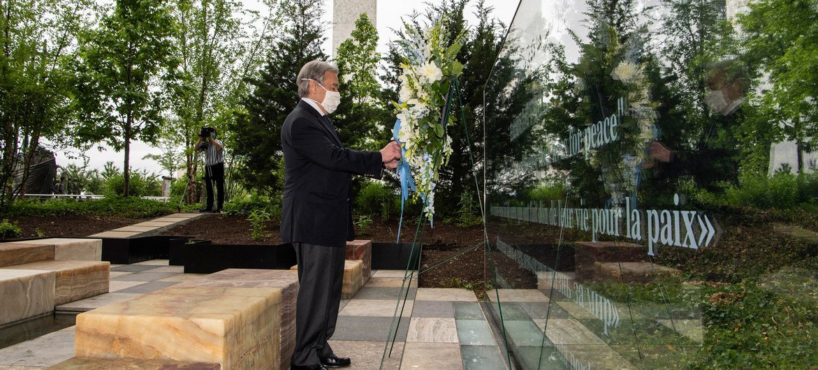 Генеральный секретарь ООН Антониу Гутерриш возложил венок в память о миротворцах ООН, погибших при исполнении своих обязанностей 