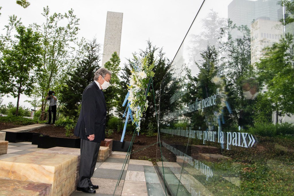 安东尼奥·古特雷斯秘书长在2020年联合国维持和平人员国际日的敬献花圈仪式上。