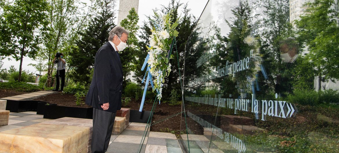 الأمين العام للأمم المتحدة أنطونيو غوتيريش خلال مناسبة وضع إكليل من الزهور تكريما لأرواح جنود حفظ السلام ممن ضحوا بأرواحهم أثناء خدمتهم تحت علم الأمم المتحدة.