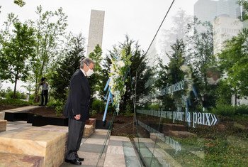 الأمين العام للأمم المتحدة أنطونيو غوتيريش خلال مناسبة وضع إكليل من الزهور تكريما لأرواح جنود حفظ السلام ممن ضحوا بأرواحهم أثناء خدمتهم تحت علم الأمم المتحدة.