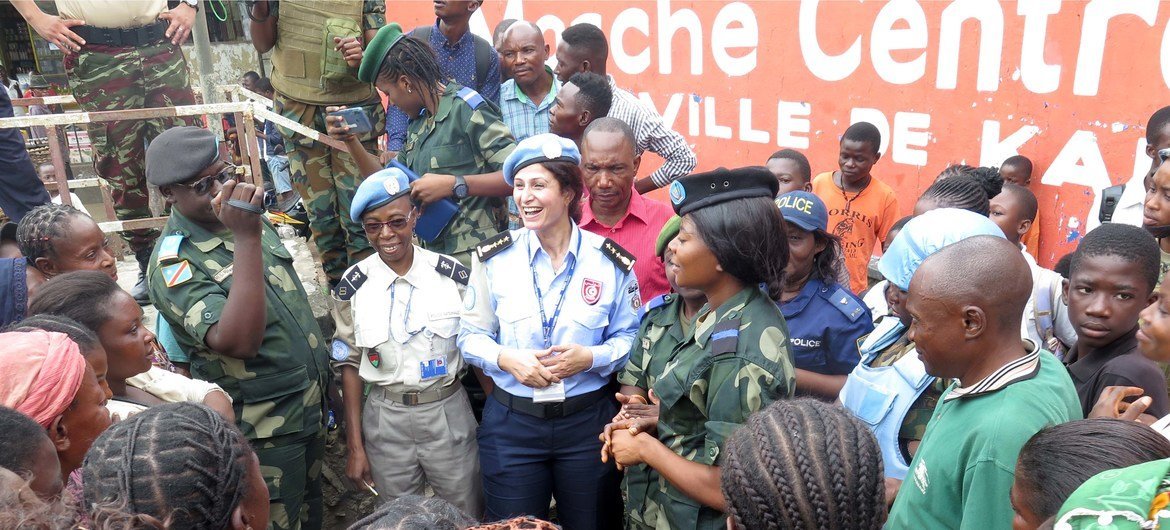 سونيا المالكي، ضابطة حفظ سلام تونسية، تلتقي بالنساء في جمهورية الكونغو الديمقراطية وتعمل على تعزيز الثقة والطمأنينة والأمل لدى فئة كبيرة من المجتمع.