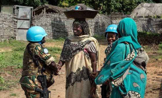 Women peacekeepers serving in the UN Multidimensional Integrated Stabilization Mission in the Central African Republic (MINUSCA) work to strengthen social cohesion. 