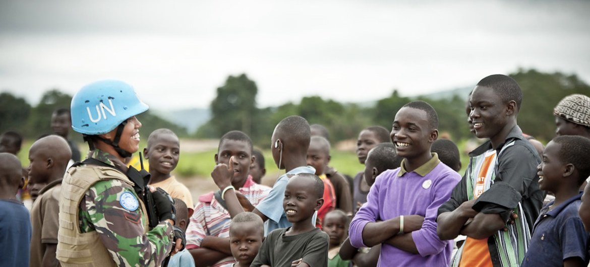 Des soldats de la paix indonésiens servant avec la Mission multidimensionnelle intégrée de stabilisation des Nations Unies en République centrafricaine (MINUSCA) rencontrent des habitants à Bangui.