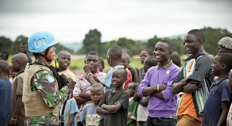 حفظة سلام من إندونيسيا يخدمون في بعثة مينوسكا في جمهورية أفريقيا الوسطى، ويجتمعون بالشباب والصغار في بانجي.