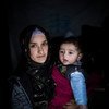 黎巴嫩的巴尔伊利亚斯（Bar Elias）难民营内，21岁的叙利亚难民哈基玛（Hakima）抱着自己四个月大的孩子贾德（Jad）。