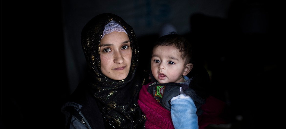 黎巴嫩的巴尔伊利亚斯（Bar Elias）难民营内，21岁的叙利亚难民哈基玛（Hakima）抱着自己四个月大的孩子贾德（Jad）。