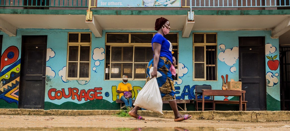 尼日利亚拉各斯，一名妇女在防疫封锁期间领到了由粮食署支持提供的食品。