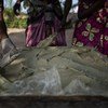 刚果民主共和国坦噶尼喀省卡巴洛地区的妇女在制作肥皂，这是世界粮食计划署实施的经济赋权计划的一部分。