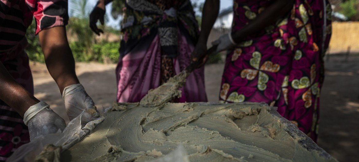 刚果民主共和国坦噶尼喀省卡巴洛地区的妇女在制作肥皂，这是世界粮食计划署实施的经济赋权计划的一部分。