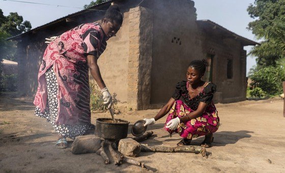 Women in the Democratic Republic of Congo using wood to cook