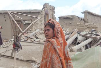 Ayesha, de sete anos, é a única sobrevivente de sua família depois que um terremoto devastador atingiu a região central do Afeganistão