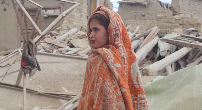 Ayesha, de sete anos, é a única sobrevivente de sua família depois que um terremoto devastador atingiu a região central do Afeganistão