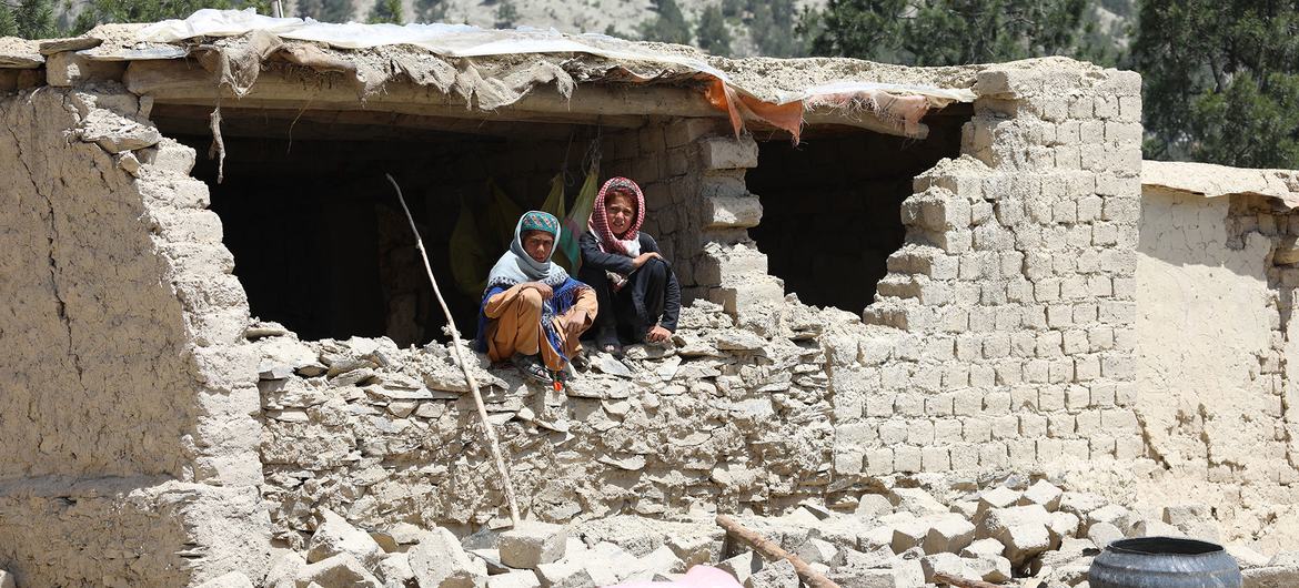 अफ़ग़ानिस्तान के दक्षिण-पूर्वी इलाक़े में जून में आए भूकम्प से तबाह हुए एक घर के मलबे पर बैठे कुछ बच्चे. भूकम्प की तीव्रता 5.9 थी.