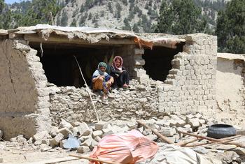 अफ़ग़ानिस्तान के दक्षिण-पूर्वी इलाक़े में जून में आए भूकम्प से तबाह हुए एक घर के मलबे पर बैठे कुछ बच्चे. भूकम्प की तीव्रता 5.9 थी.