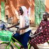 طفلتان تركبان دراجة هوائية في فادا، بوركينا فاسو