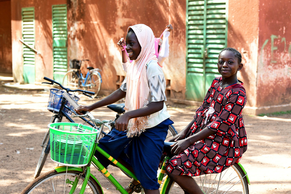 Jeunes filles sur un vélo à Fada, au Burkina Faso.